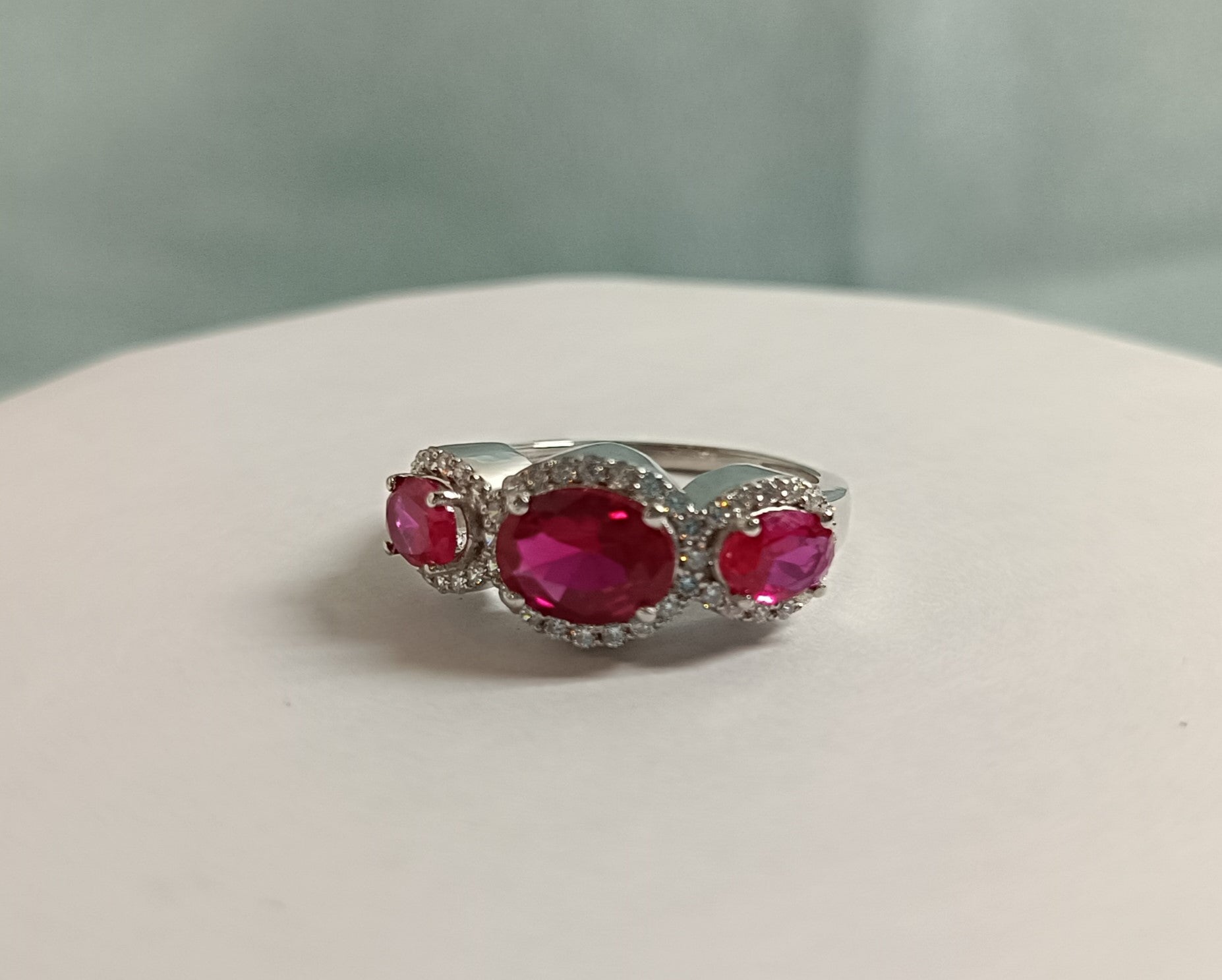 Fede nuziale RKC con pietra preziosa rosa rubino taglio ovale Gioielli in argento 925 placcato oro bianco 14 carati Peso 3,40 g Larghezza 1,70 mm