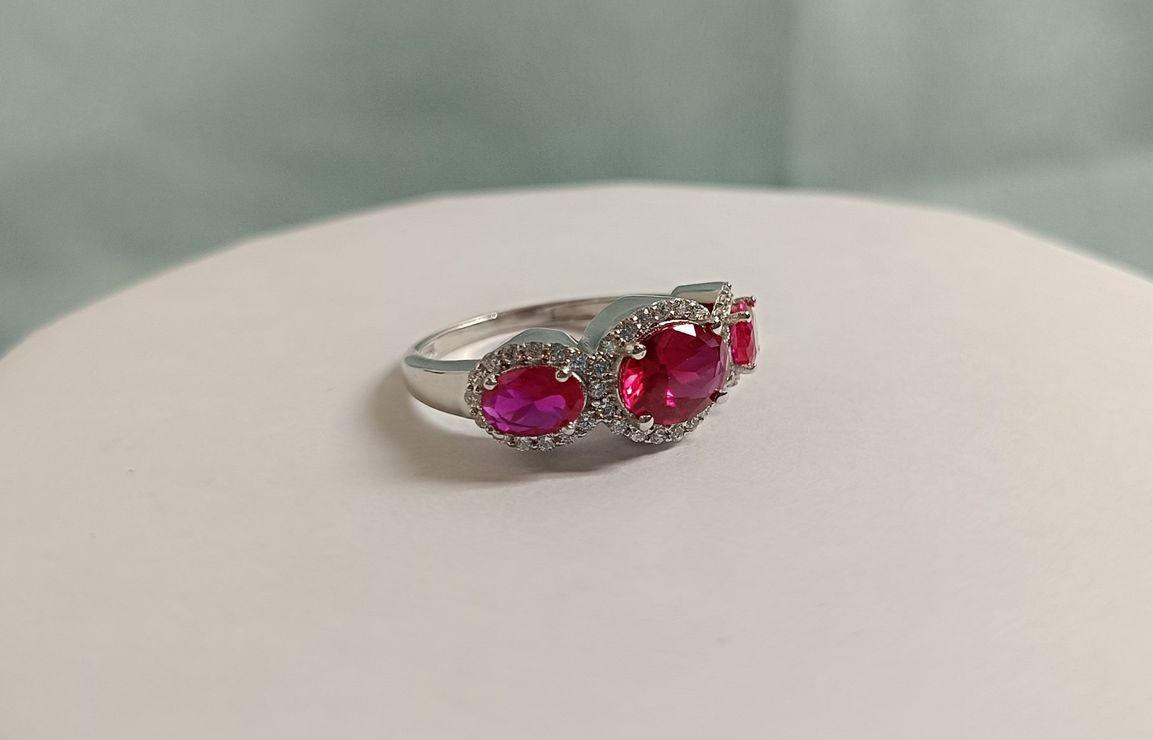 Fede nuziale RKC con pietra preziosa rosa rubino taglio ovale Gioielli in argento 925 placcato oro bianco 14 carati Peso 3,40 g Larghezza 1,70 mm