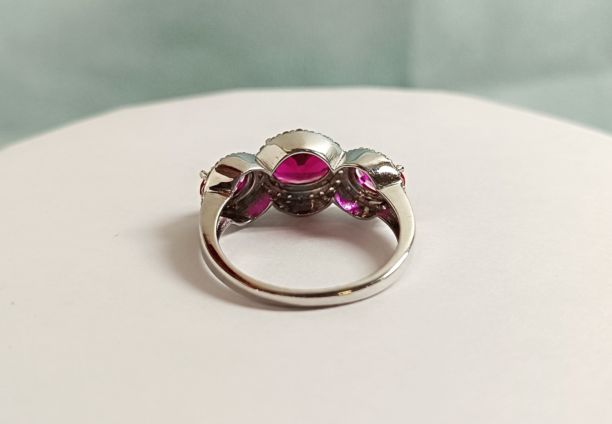 Fede nuziale RKC con pietra preziosa rosa rubino taglio ovale Gioielli in argento 925 placcato oro bianco 14 carati Peso 3,40 g Larghezza 1,70 mm