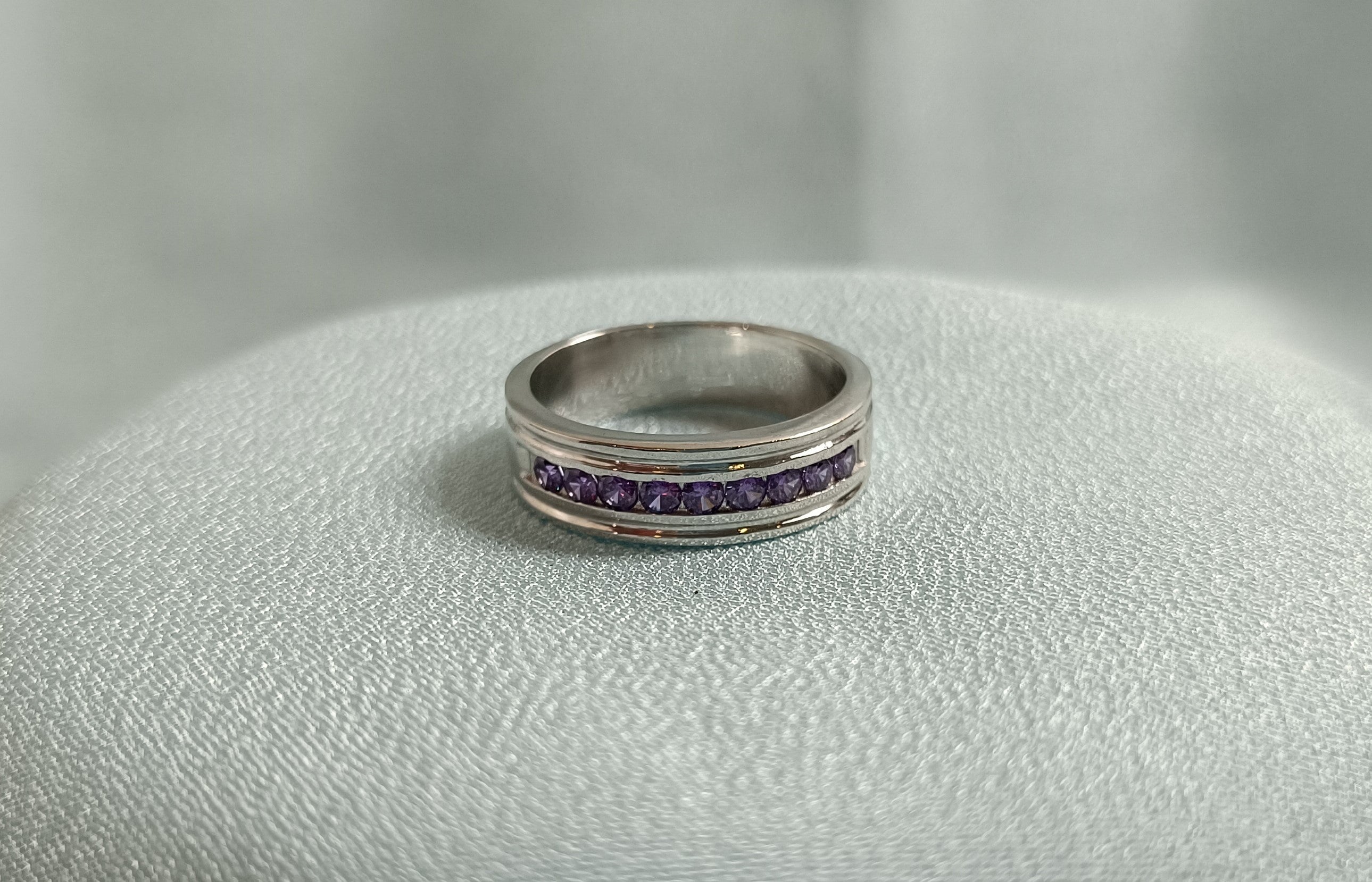 Fede nuziale da uomo con fede nuziale con ametista a taglio rotondo RKC, argento sterling 925, placcato in oro bianco 14 carati, peso 6,80 g, larghezza 6,40 mm
