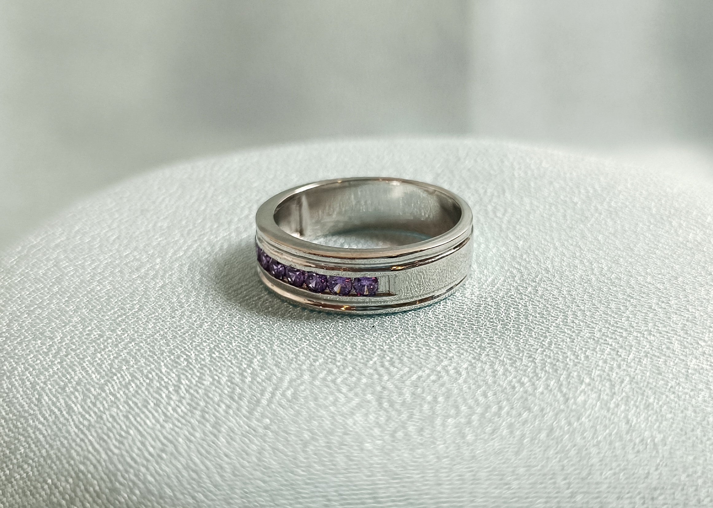 Fede nuziale da uomo con fede nuziale con ametista a taglio rotondo RKC, argento sterling 925, placcato in oro bianco 14 carati, peso 6,80 g, larghezza 6,40 mm