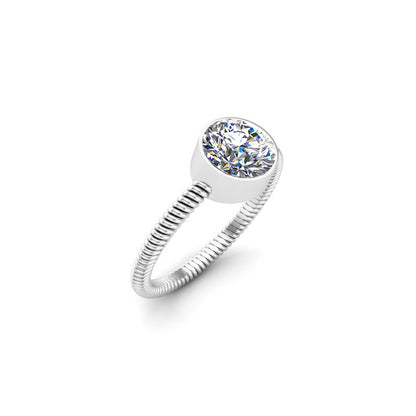 Anello con castone solitario unisex rotondo in moissanite rotondo RKC in argento 925 placcato in oro rosa 14 carati peso 1,80 g larghezza 1,70 mm