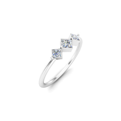 RKC Moissanit Drei-Stein-Prinzessin-Ring, 14 Karat Gelbgold vergoldet, 925er Silber, Gewicht 1,20 g, Breite 1,50 mm