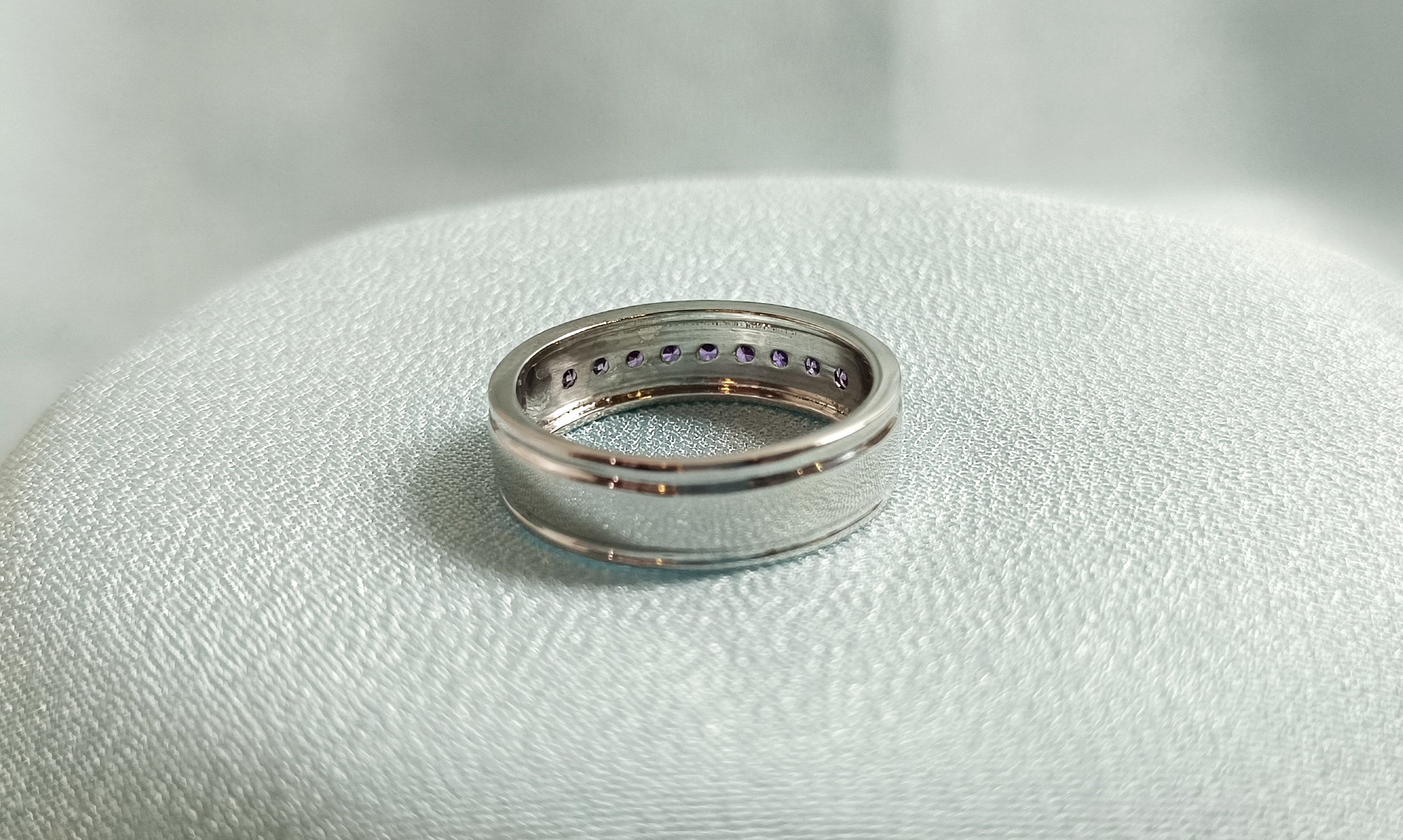 Fede nuziale da uomo con fede nuziale con ametista a taglio rotondo RKC, argento sterling 925, placcato in oro bianco 14 carati, peso 6,80 g, larghezza 6,40 mm