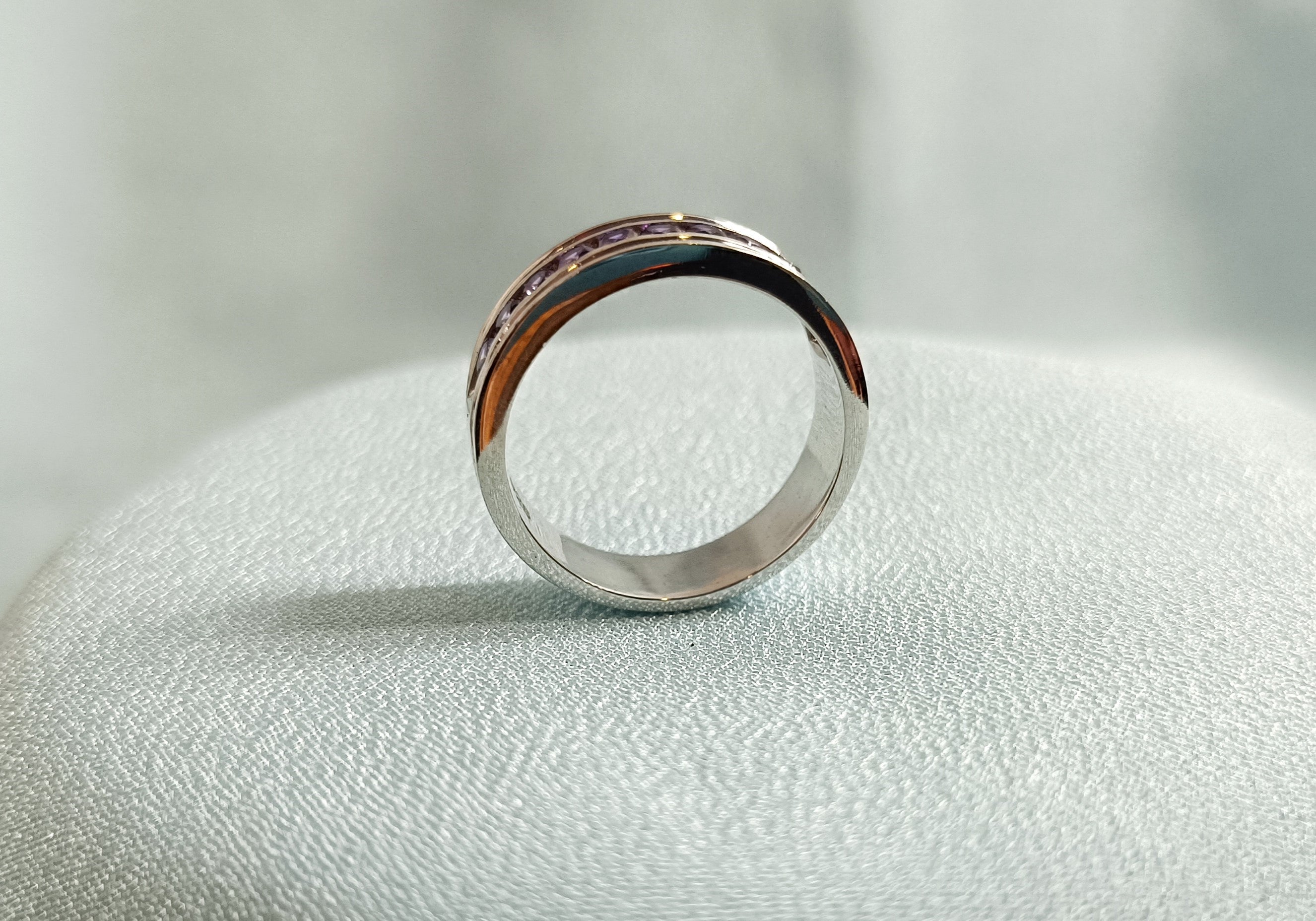 Fede nuziale da uomo con fede nuziale con ametista a taglio rotondo RKC, argento sterling 925, placcato in oro bianco 14 carati, peso 6,80 g, larghezza 6,40 mm