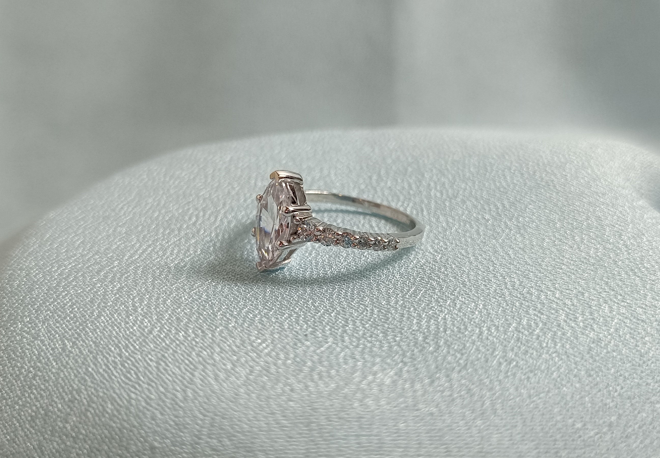 RKC Moissanit-Verlobungsring im Marquise-Schliff, 925er Silber, 14 Karat Weißgold plattiert, für Damen, Gewicht 1,80 g, Breite 1,60 mm