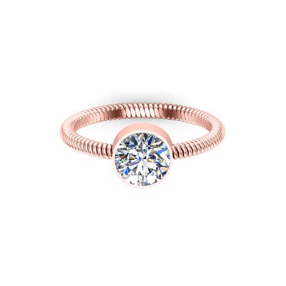 Anello con castone solitario unisex rotondo in moissanite rotondo RKC in argento 925 placcato in oro rosa 14 carati peso 1,80 g larghezza 1,70 mm