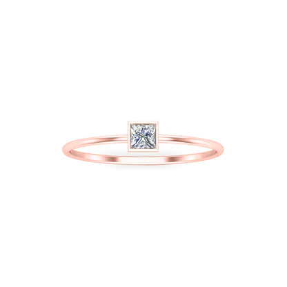 RKC Solitär-Verlobungsring im Princess-Schliff mit Moissanit-Lünette, 925er Silber, 14 Karat Roségold vergoldet, Gewicht 1 g, Breite 1,30 mm