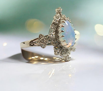 RKC Feueropal im Birnenschliff, 3,40 ct Verlobungsring, 925er Silber, 14 Karat Weißgold vergoldet, Ring für Damen, Gewicht 5,50 g, Breite 2,20 mm