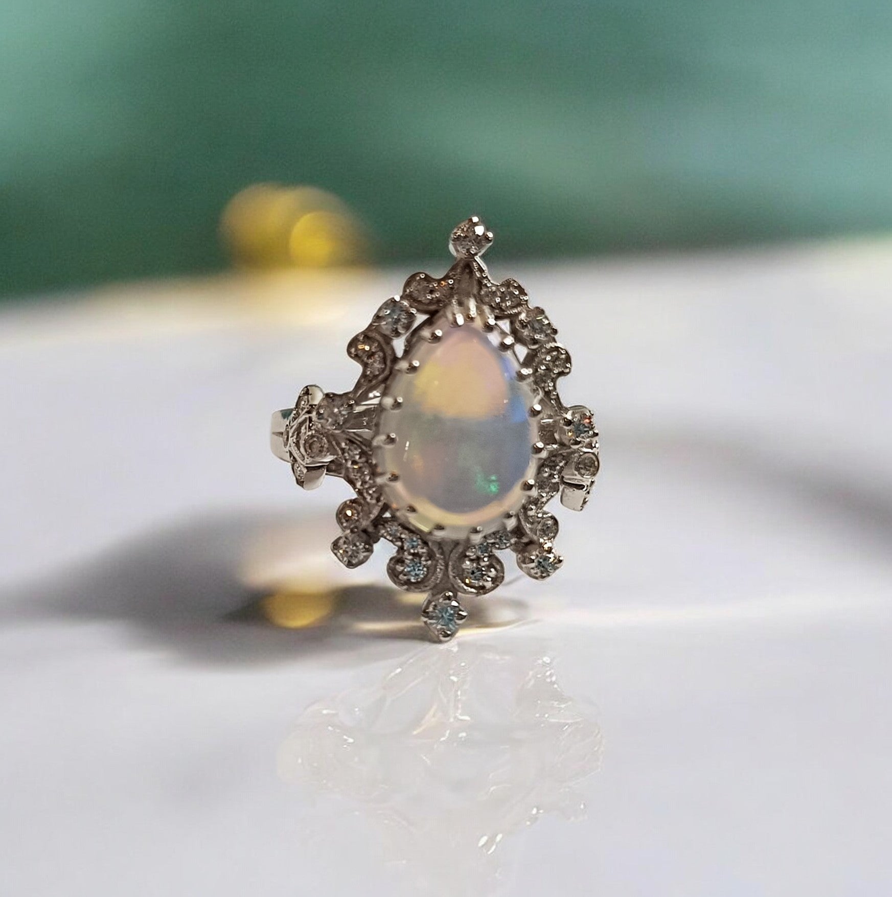 RKC Feueropal im Birnenschliff, 3,40 ct Verlobungsring, 925er Silber, 14 Karat Weißgold vergoldet, Ring für Damen, Gewicht 5,50 g, Breite 2,20 mm