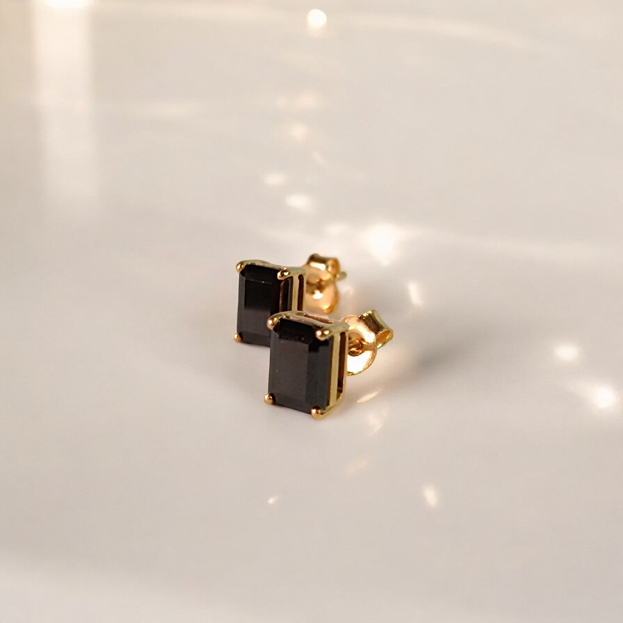 RKC 925 Sterling Silver Solitaire Stud Push Back Orecchino da donna 14k Giallo sopra il prodotto Peso 1,70 GM Altezza 8,00 MM