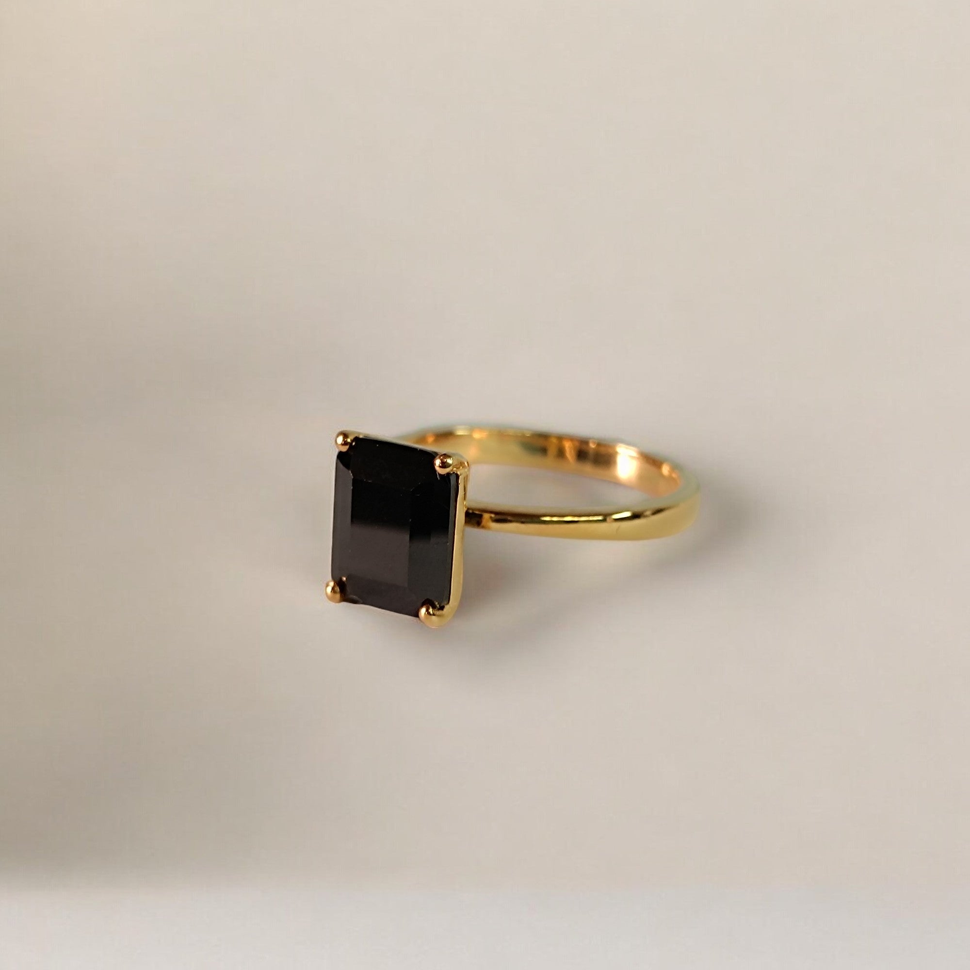 RKC Solitär-Verlobungsringe mit schwarzem Diamant im Smaragdschliff, 14 Karat Gelbgold plattiert, 925er Silber, Gewicht 3,30 g, Breite 2,80 mm