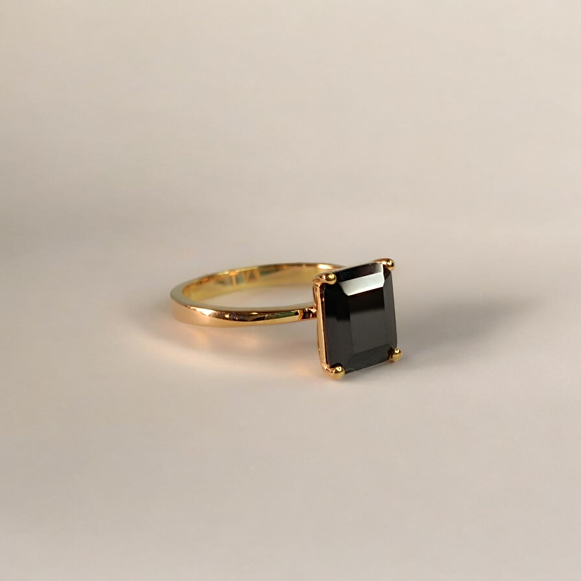 RKC Solitär-Verlobungsringe mit schwarzem Diamant im Smaragdschliff, 14 Karat Gelbgold plattiert, 925er Silber, Gewicht 3,30 g, Breite 2,80 mm