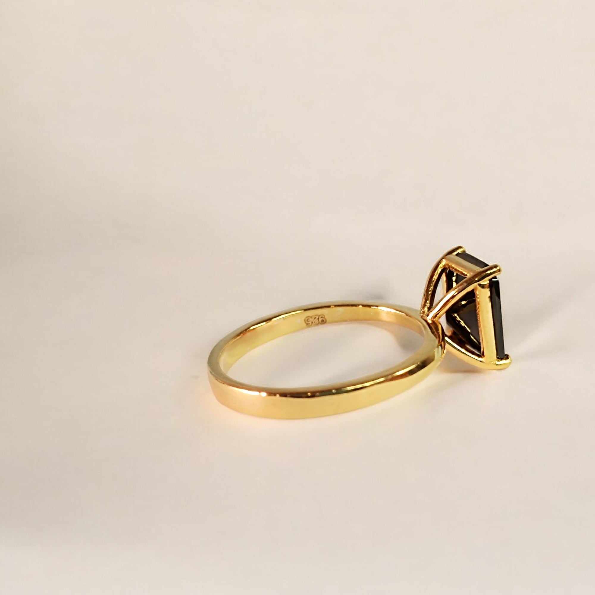 RKC Solitär-Verlobungsringe mit schwarzem Diamant im Smaragdschliff, 14 Karat Gelbgold plattiert, 925er Silber, Gewicht 3,30 g, Breite 2,80 mm