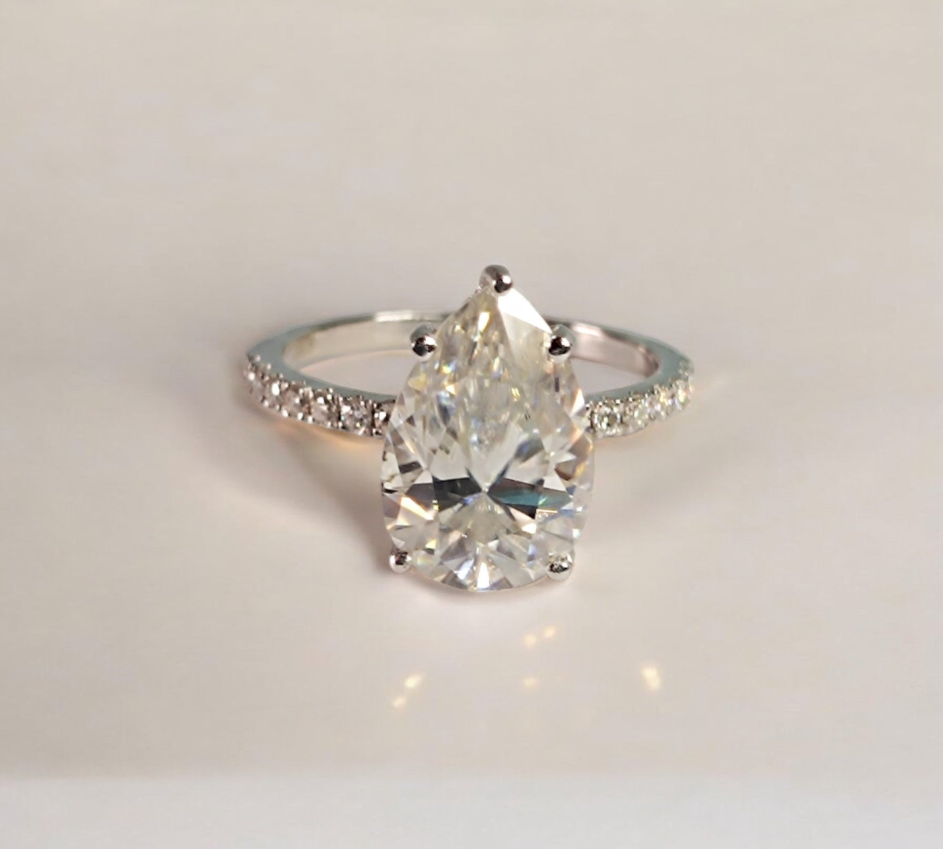 RKC Moissanit-Valentine-Spezial-Silber-Verlobungsring im Birnenschliff, 925er Silber, 14 Karat Weißgold plattiert, Gewicht 1,80 g, Breite 1,70 mm
