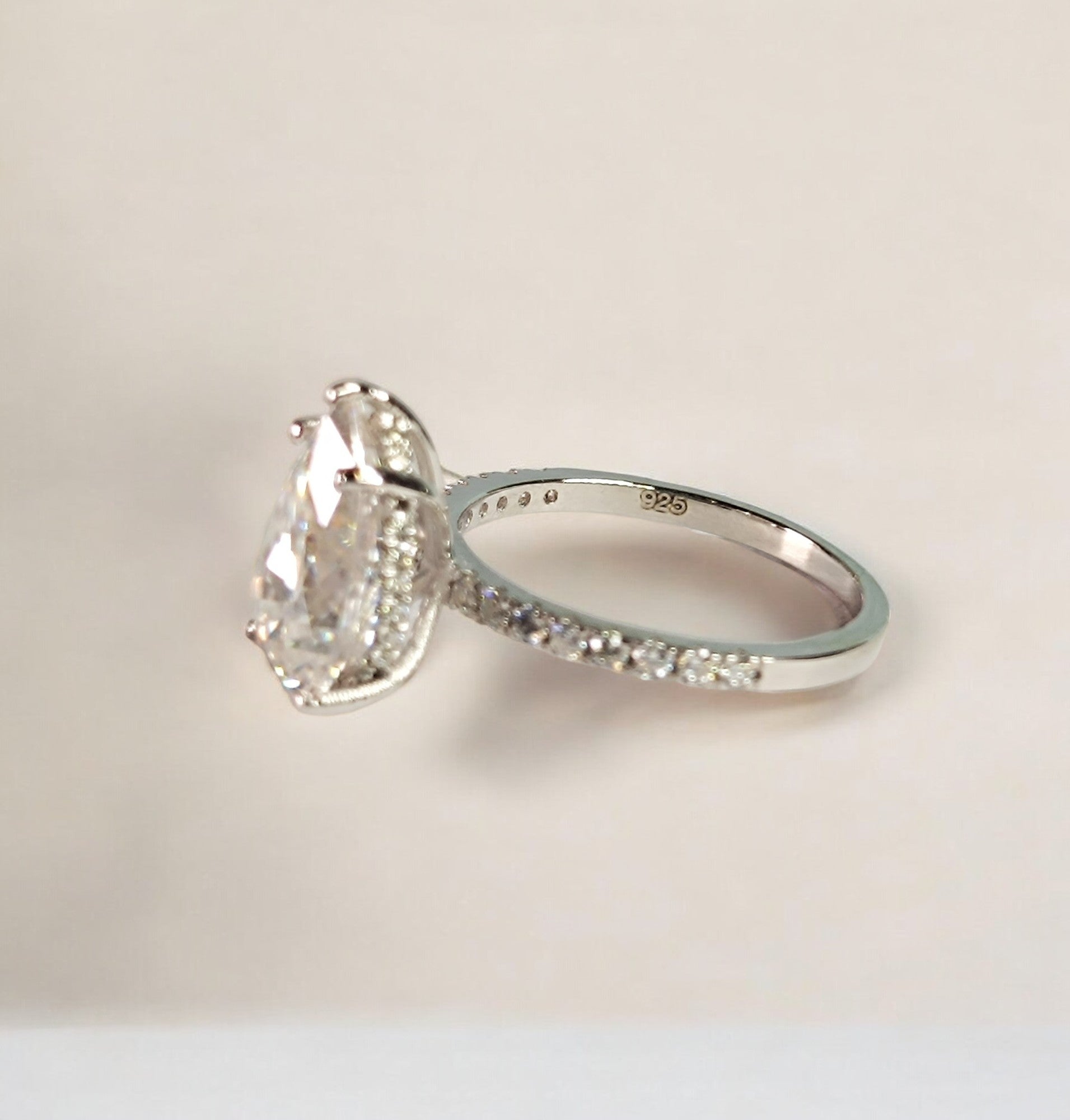 RKC Moissanit-Valentine-Spezial-Silber-Verlobungsring im Birnenschliff, 925er Silber, 14 Karat Weißgold plattiert, Gewicht 1,80 g, Breite 1,70 mm