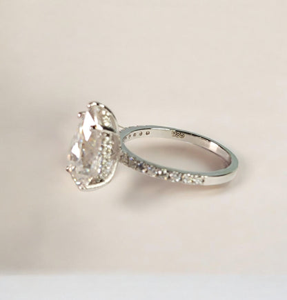 RKC Moissanit-Valentine-Spezial-Silber-Verlobungsring im Birnenschliff, 925er Silber, 14 Karat Weißgold plattiert, Gewicht 1,80 g, Breite 1,70 mm