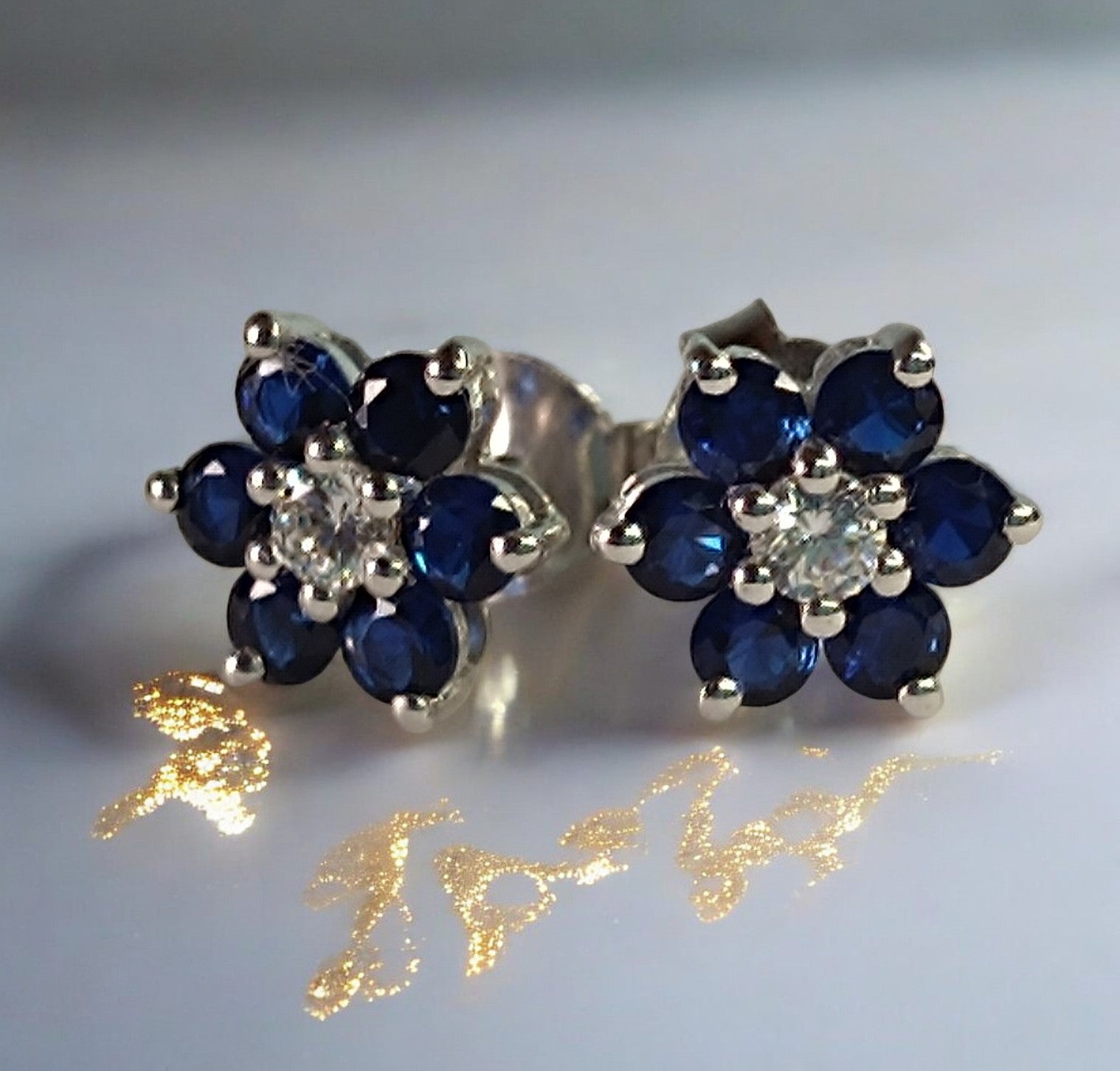 Orecchino da donna con fiore a perno in argento sterling RKC 925 bianco 14k su prodotto Peso 2,20 GM Altezza 10,00 MM
