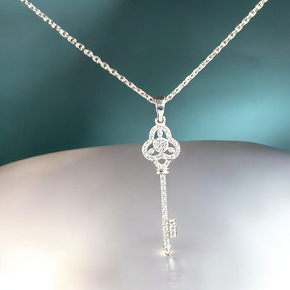 Pendente dall'eleganza senza tempo in moissanite da 0,33 ct RKC, peso 3,50 GM, altezza 38,00 mm