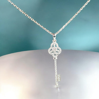 Pendente dall'eleganza senza tempo in moissanite da 0,33 ct RKC, peso 3,50 GM, altezza 38,00 mm