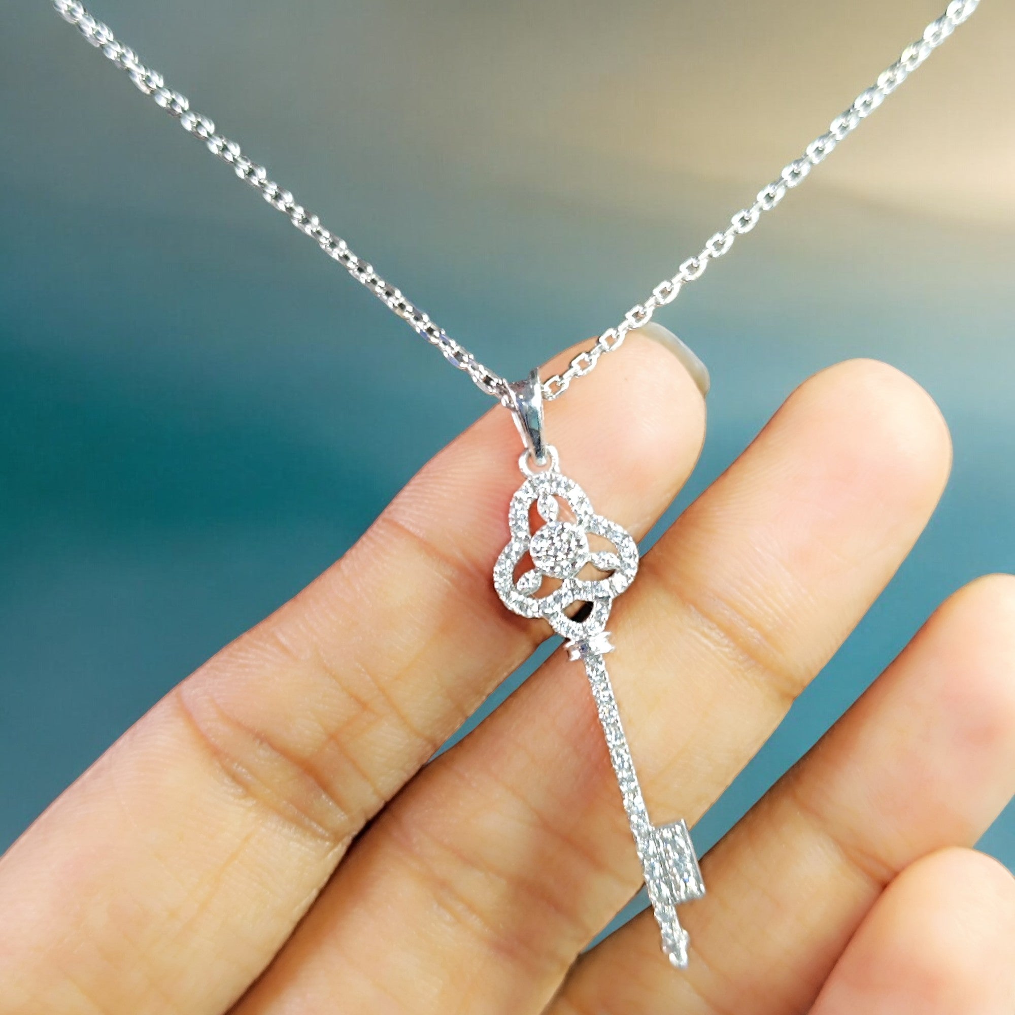 Pendente dall'eleganza senza tempo in moissanite da 0,33 ct RKC, peso 3,50 GM, altezza 38,00 mm