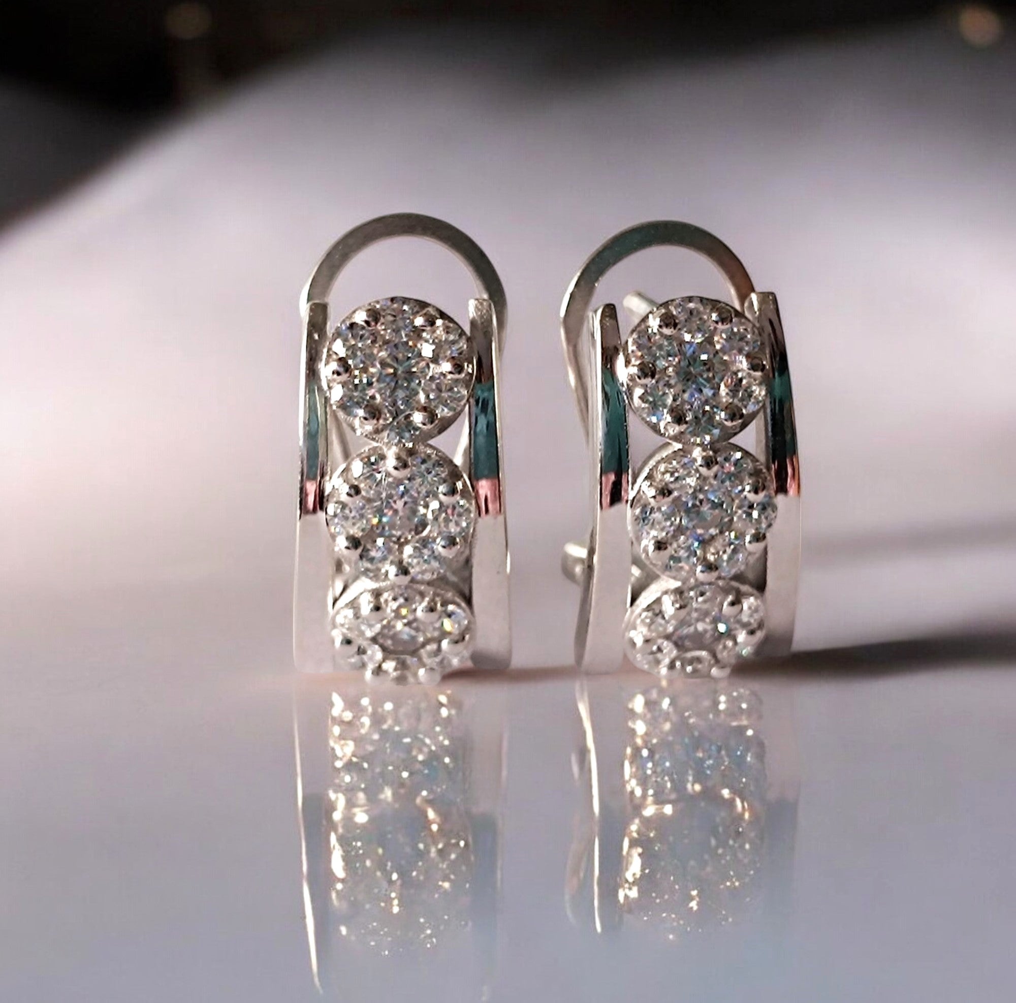 RKC Damen-Ohrring aus 925er-Sterlingsilber mit Omega-Rückseite, 14 Karat weiß, Produktgewicht 6 GM, Höhe 16,5 mm