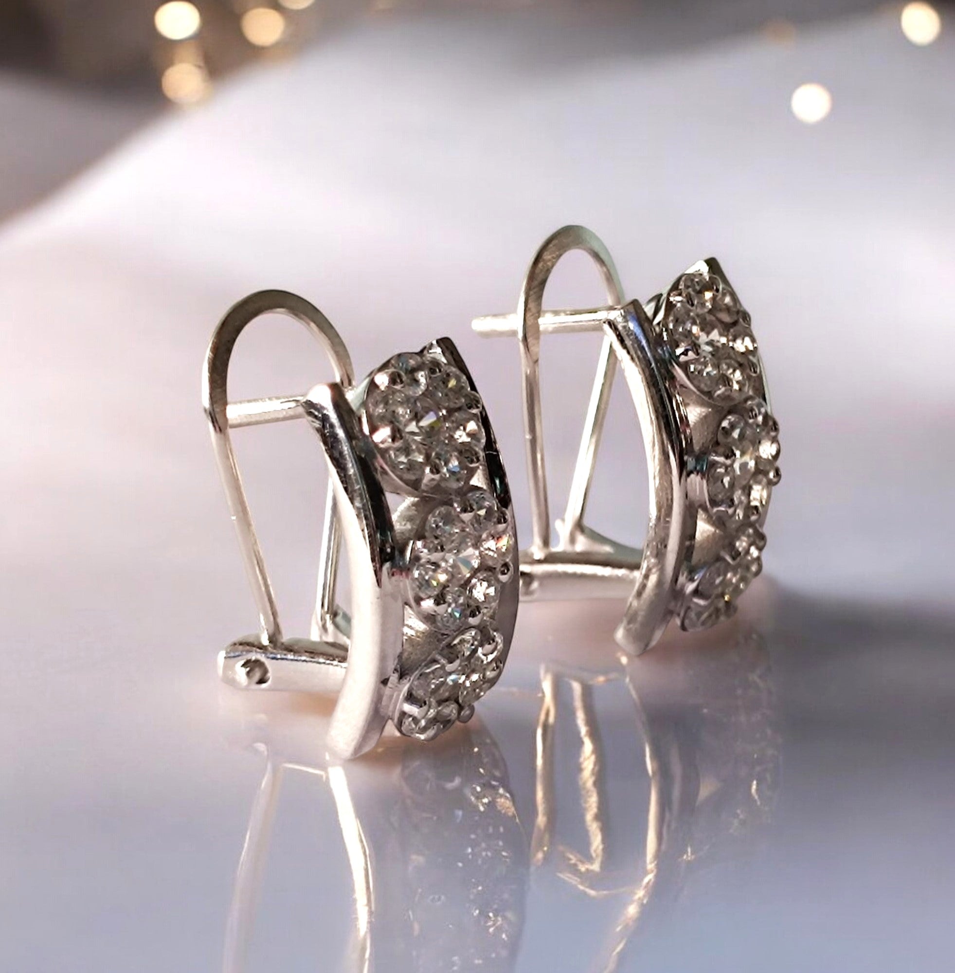 RKC Damen-Ohrring aus 925er-Sterlingsilber mit Omega-Rückseite, 14 Karat weiß, Produktgewicht 6 GM, Höhe 16,5 mm