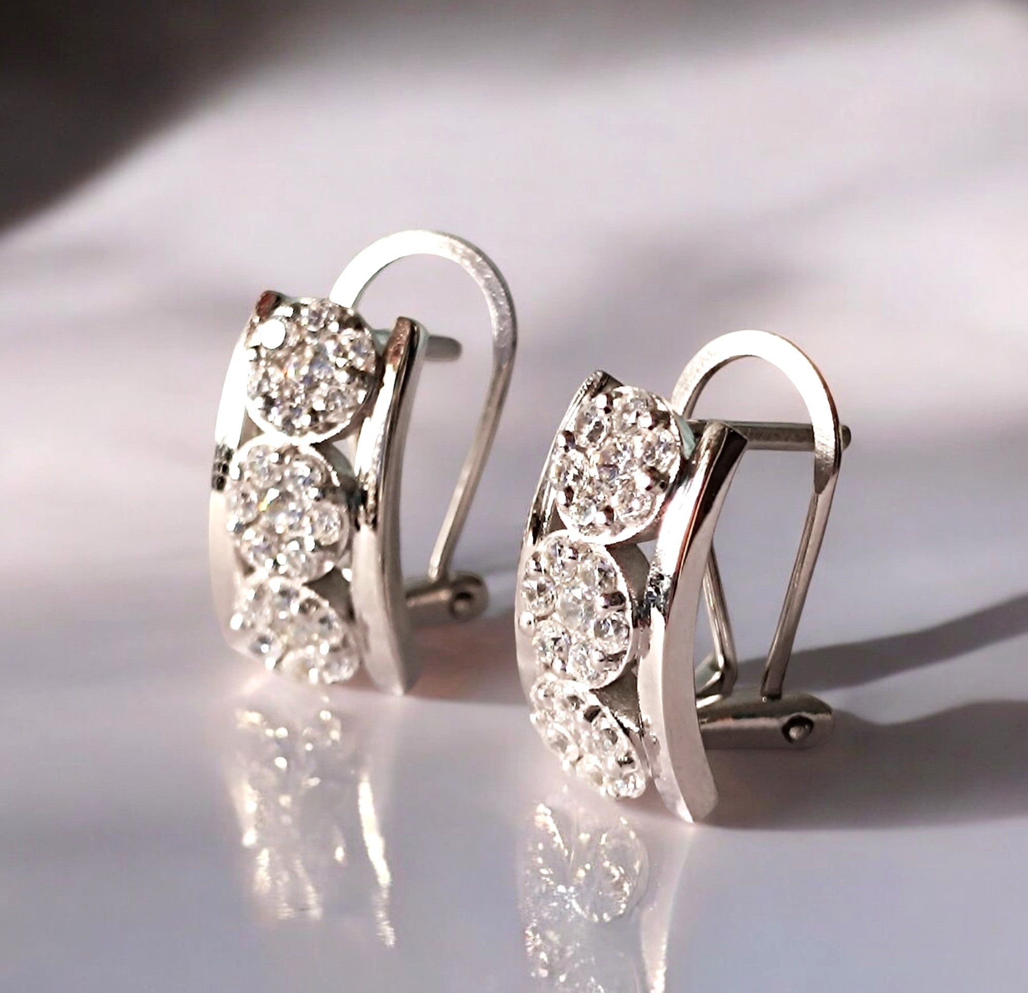 RKC Damen-Ohrring aus 925er-Sterlingsilber mit Omega-Rückseite, 14 Karat weiß, Produktgewicht 6 GM, Höhe 16,5 mm