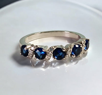 RKC Ring mit rundem Saphir und Moissanit, atemberaubender Silber- und 14-Karat-Weißgoldbeschichtung, Gewicht 4,20 g, Breite 2,20 mm