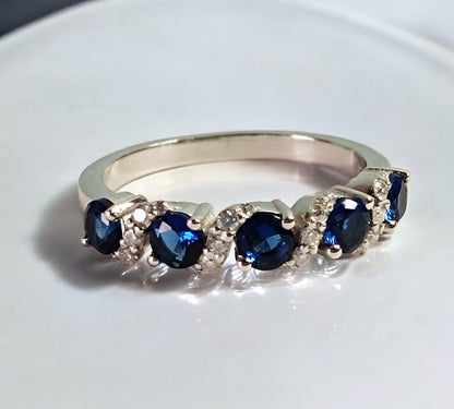 RKC Ring mit rundem Saphir und Moissanit, atemberaubender Silber- und 14-Karat-Weißgoldbeschichtung, Gewicht 4,20 g, Breite 2,20 mm