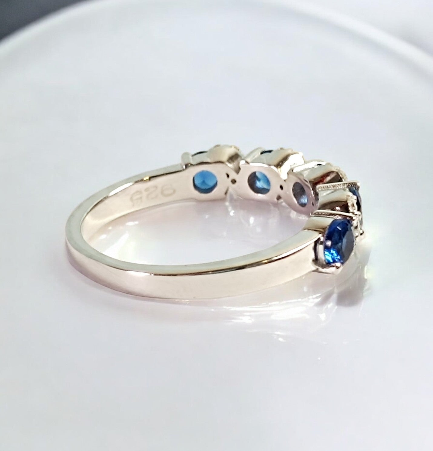 RKC Ring mit rundem Saphir und Moissanit, atemberaubender Silber- und 14-Karat-Weißgoldbeschichtung, Gewicht 4,20 g, Breite 2,20 mm