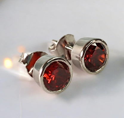 Orecchino da donna con castone solitario in argento sterling RKC 925 con granato bianco 14k su prodotto Peso 2,60 GM Altezza 8,30 MM