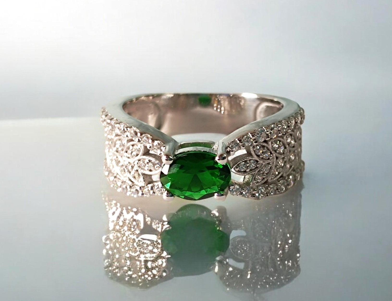RKC Ovaler Smaragd-Verlobungsring aus 925er Sterlingsilber für Damen, 14 Karat Weißgold vergoldet, Gewicht 5,30 g, Breite 4,80 mm