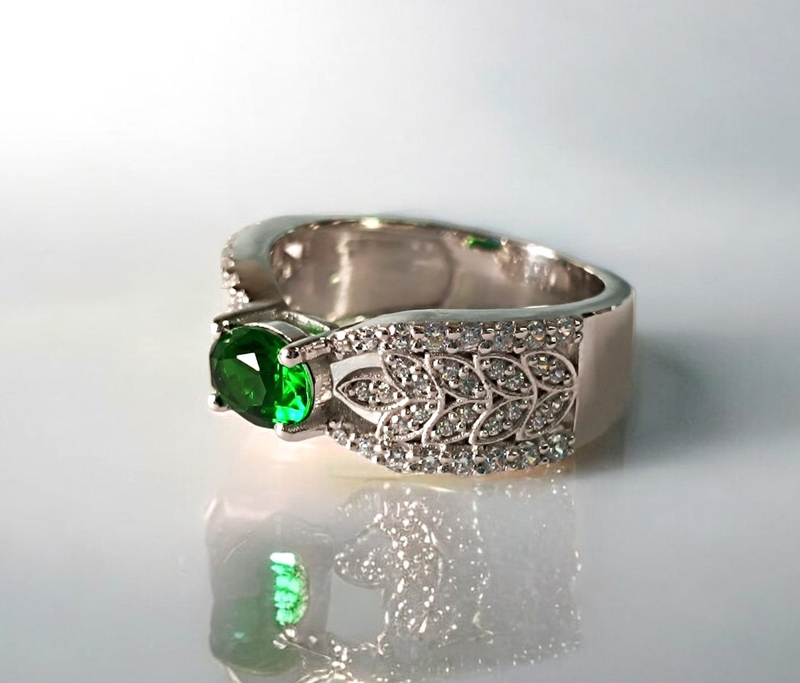 RKC Ovaler Smaragd-Verlobungsring aus 925er Sterlingsilber für Damen, 14 Karat Weißgold vergoldet, Gewicht 5,30 g, Breite 4,80 mm