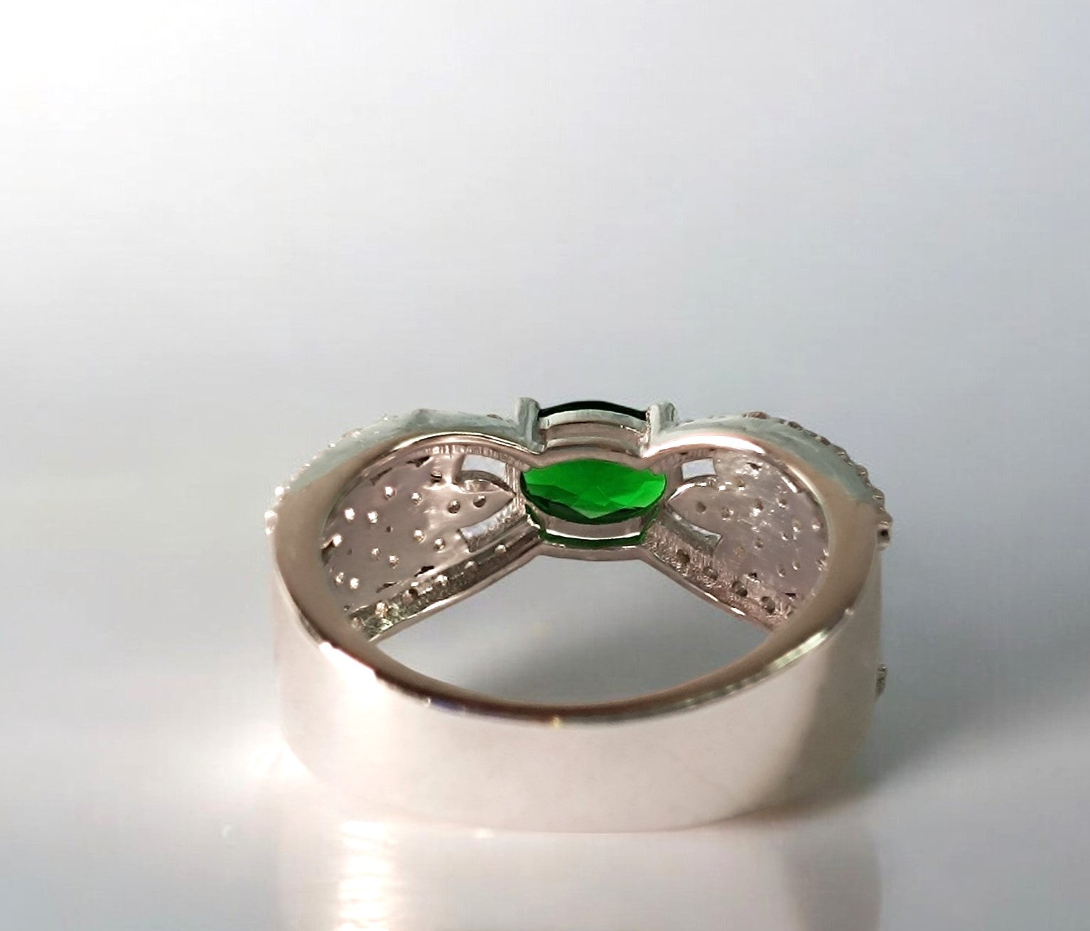 RKC Ovaler Smaragd-Verlobungsring aus 925er Sterlingsilber für Damen, 14 Karat Weißgold vergoldet, Gewicht 5,30 g, Breite 4,80 mm