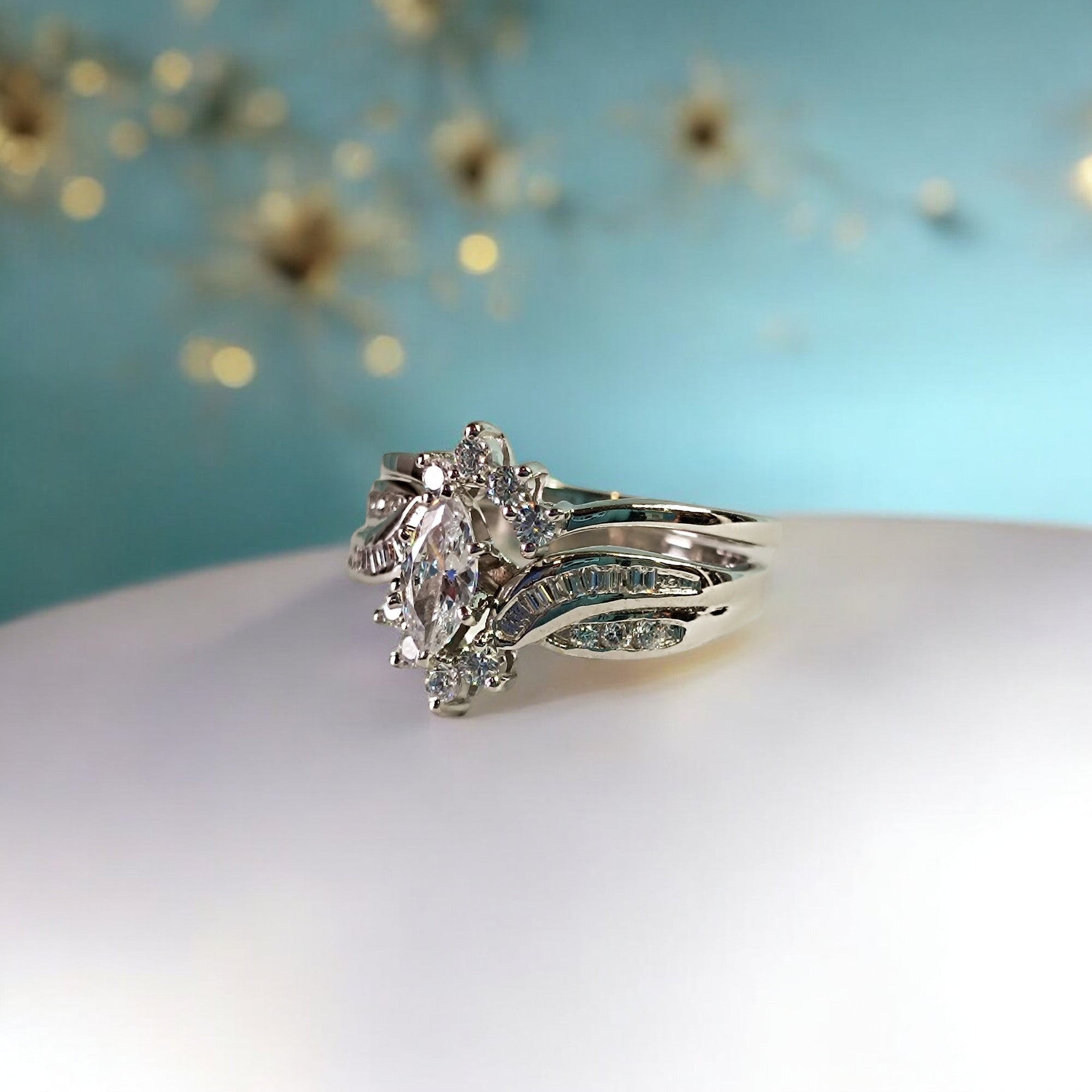 Anello per anniversario di matrimonio in moissanite con taglio marquise RKC per moglie Anello in argento 925 placcato oro bianco 14 carati Peso 7 Gm Larghezza 5 MM