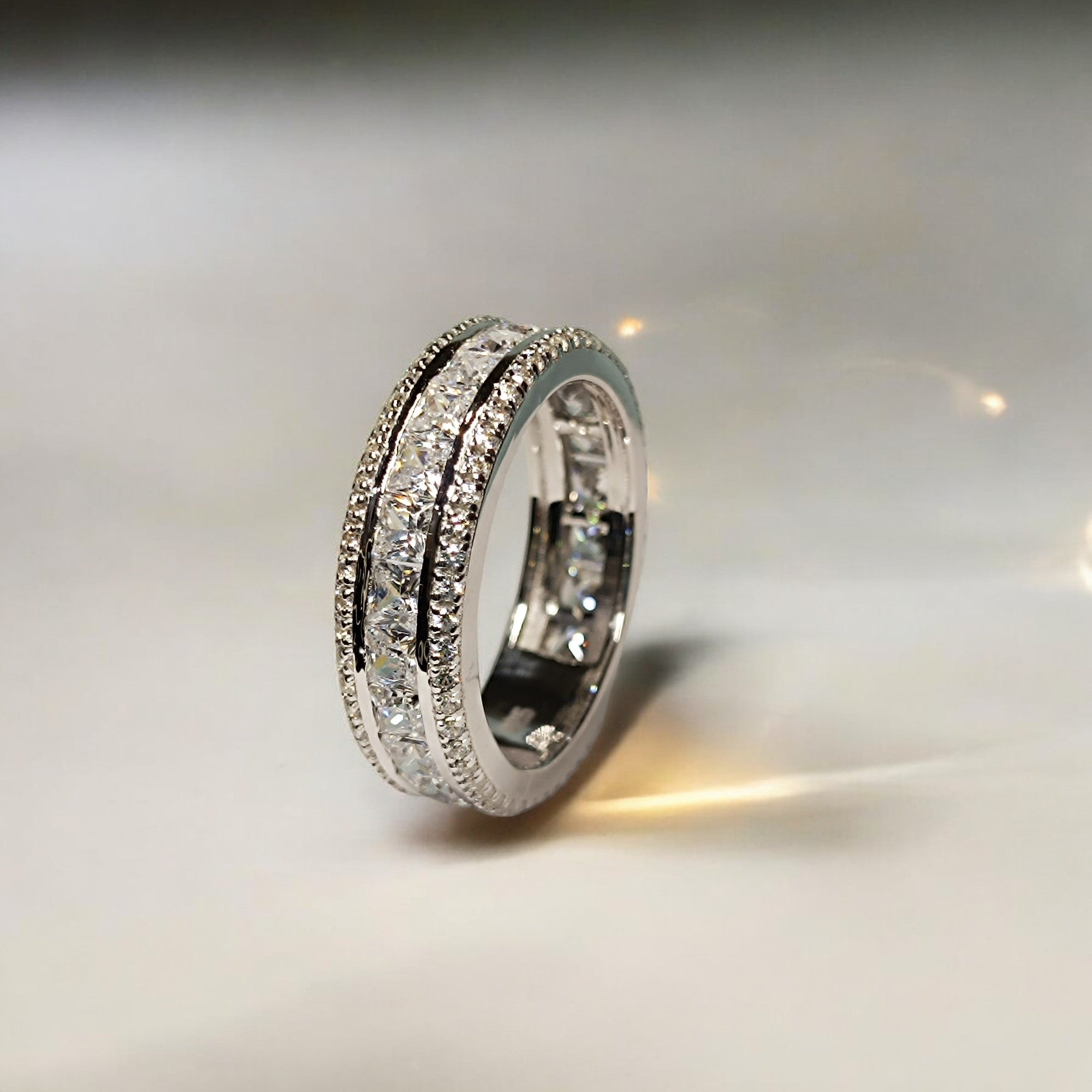 Fede nuziale di fidanzamento con moissanite taglio principessa RKC, argento 925, placcato oro bianco 14 carati, peso 7,50 g, larghezza 6,80 mm