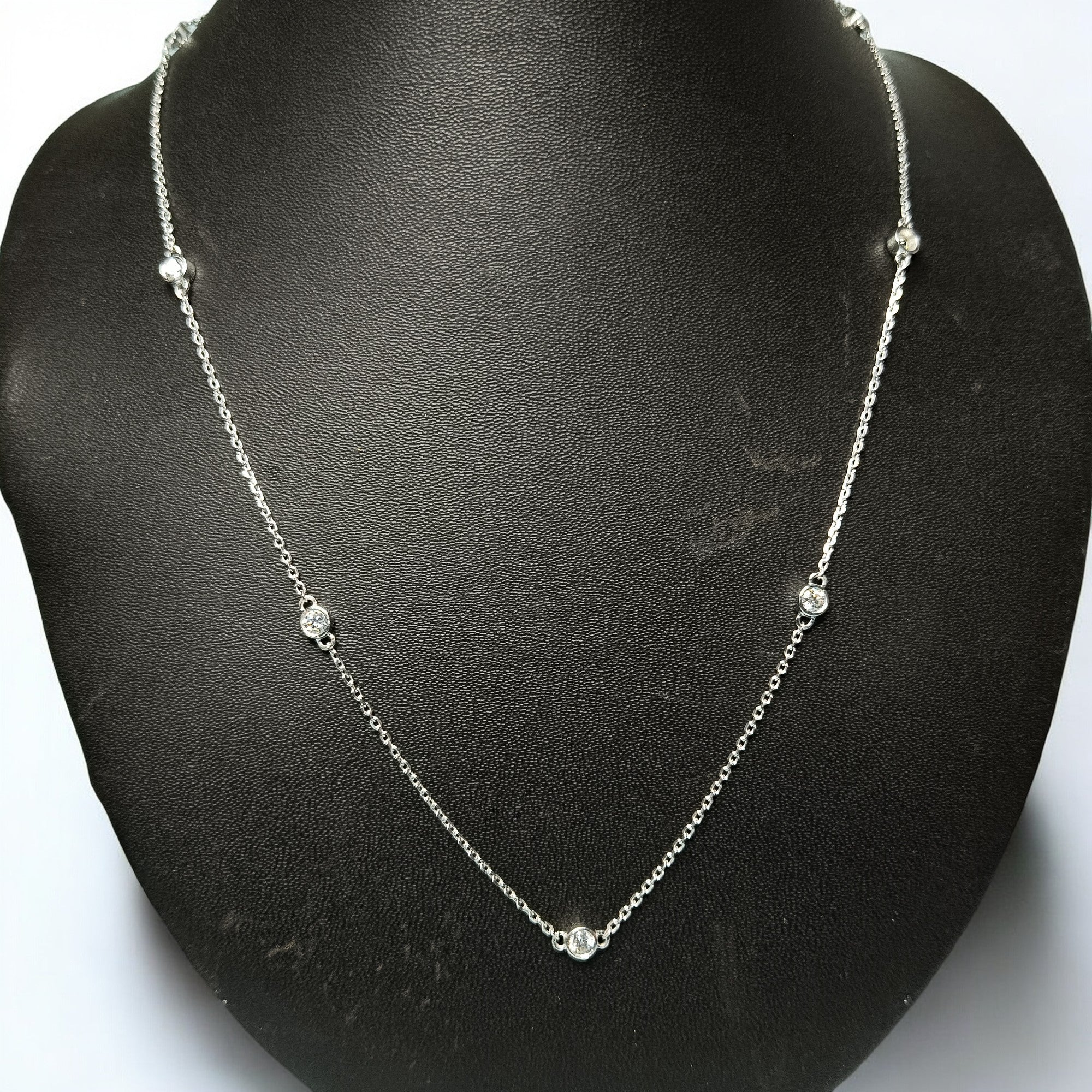RKC Moissanite Cwt 0,7 CT Affascinante abbigliamento da festa Set di collana semplice brillante in argento 925 placcato in oro bianco 14k Peso del prodotto 4,50 GM