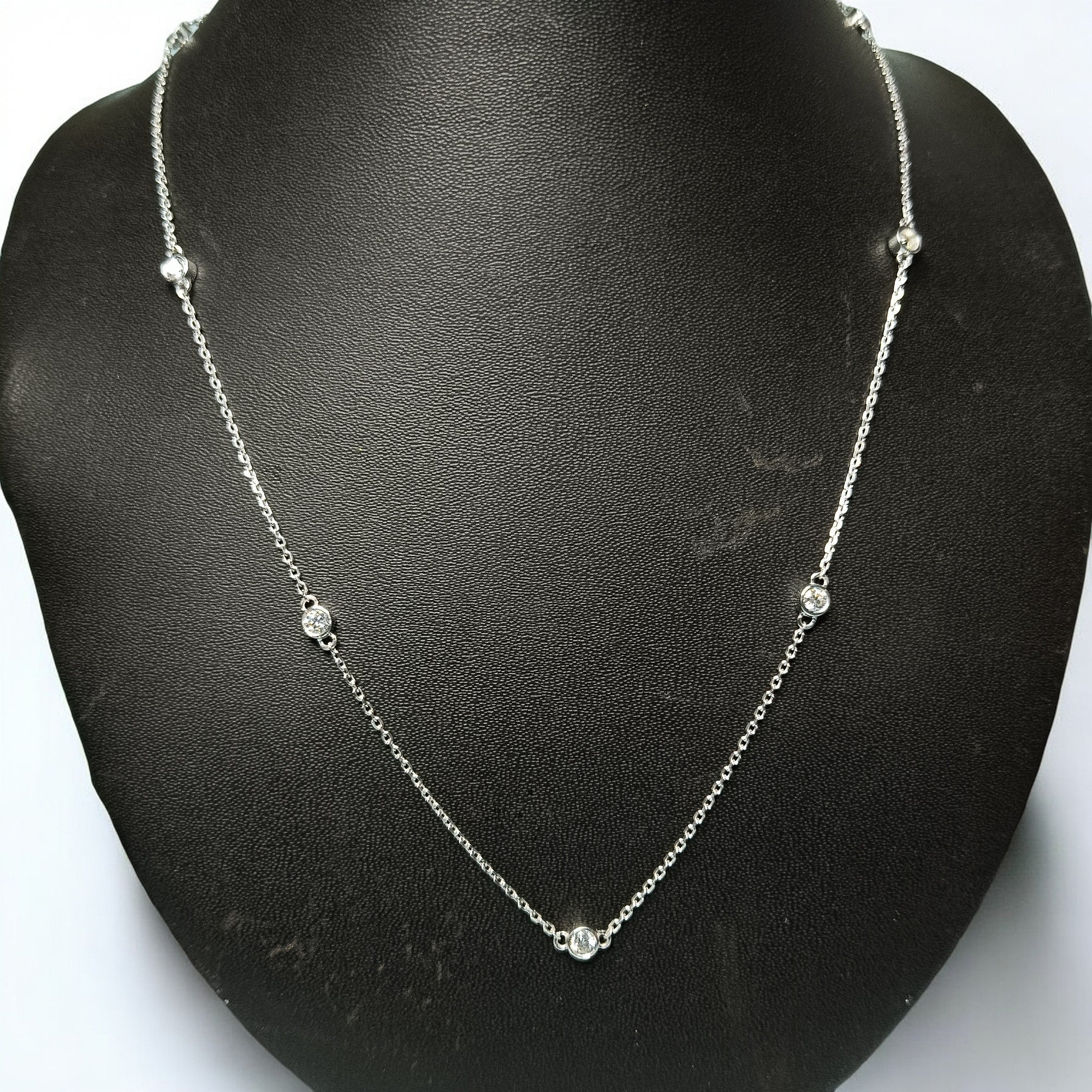 RKC Moissanite Cwt 0,7 CT Affascinante abbigliamento da festa Set di collana semplice brillante in argento 925 placcato in oro bianco 14k Peso del prodotto 4,50 GM