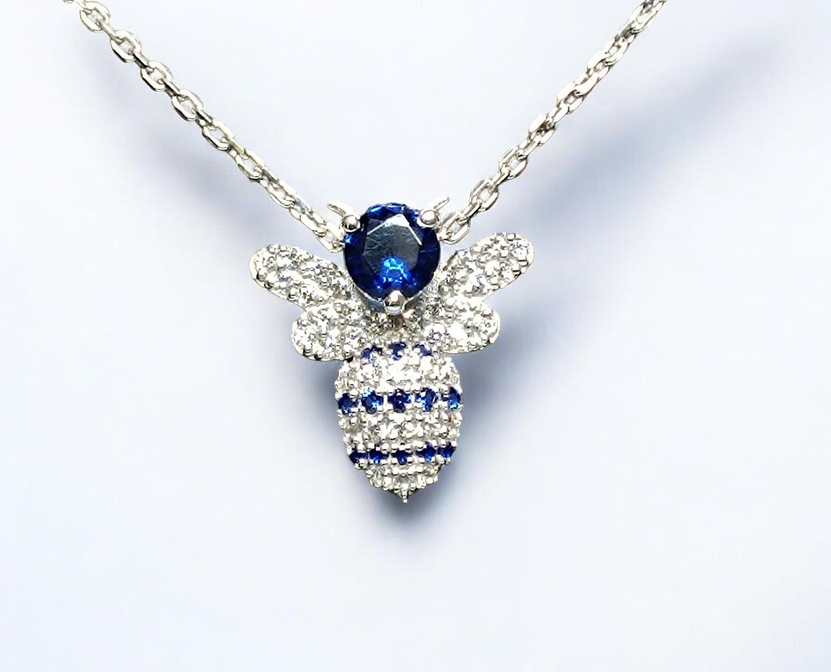 RKC Argento Eleganza Splendido pendente in moissanite e zaffiro da 0,45 ct placcato in oro bianco 14 carati Peso 4,00 g, altezza 16,00 mm