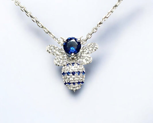 RKC Argento Eleganza Splendido pendente in moissanite e zaffiro da 0,45 ct placcato in oro bianco 14 carati Peso 4,00 g, altezza 16,00 mm
