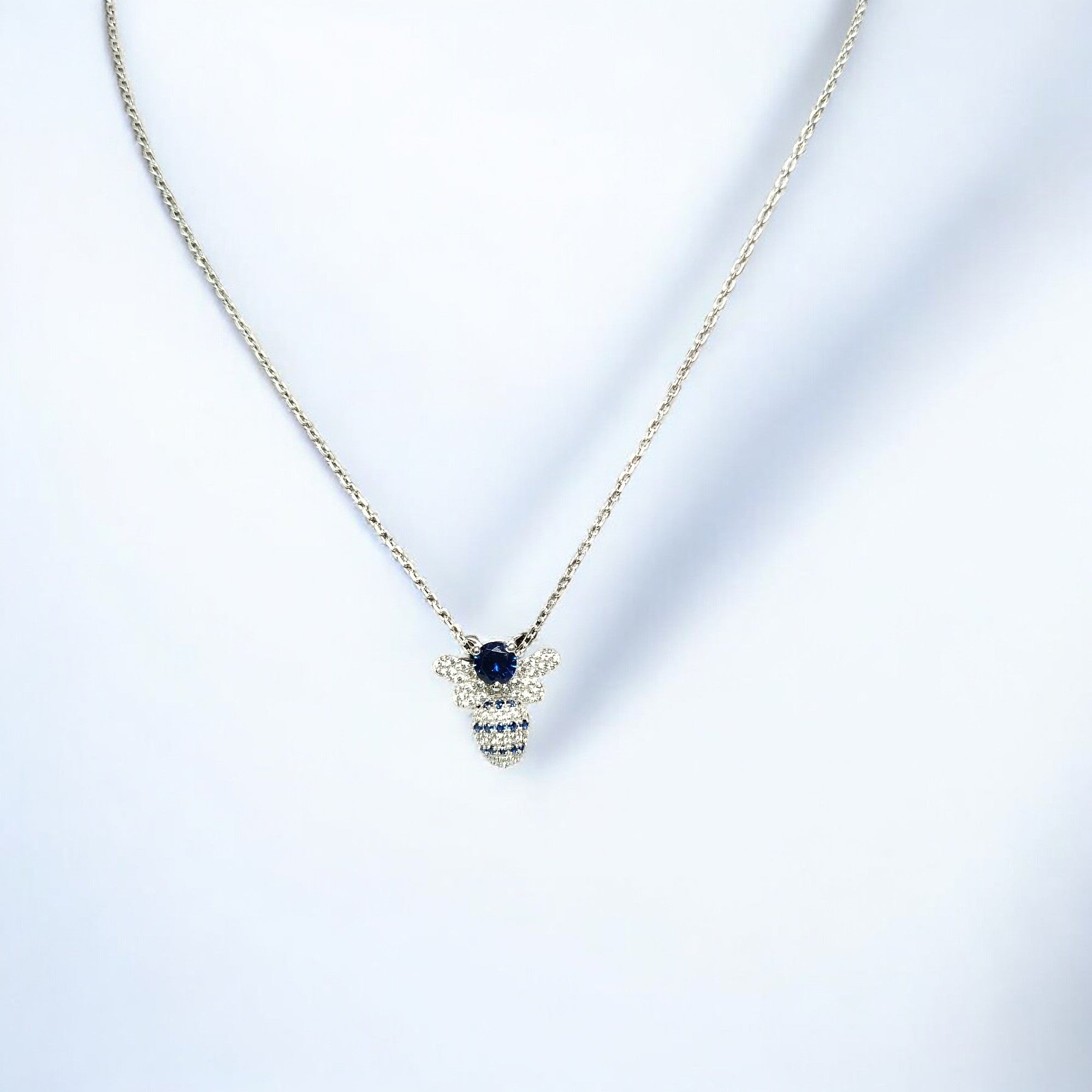 RKC Argento Eleganza Splendido pendente in moissanite e zaffiro da 0,45 ct placcato in oro bianco 14 carati Peso 4,00 g, altezza 16,00 mm