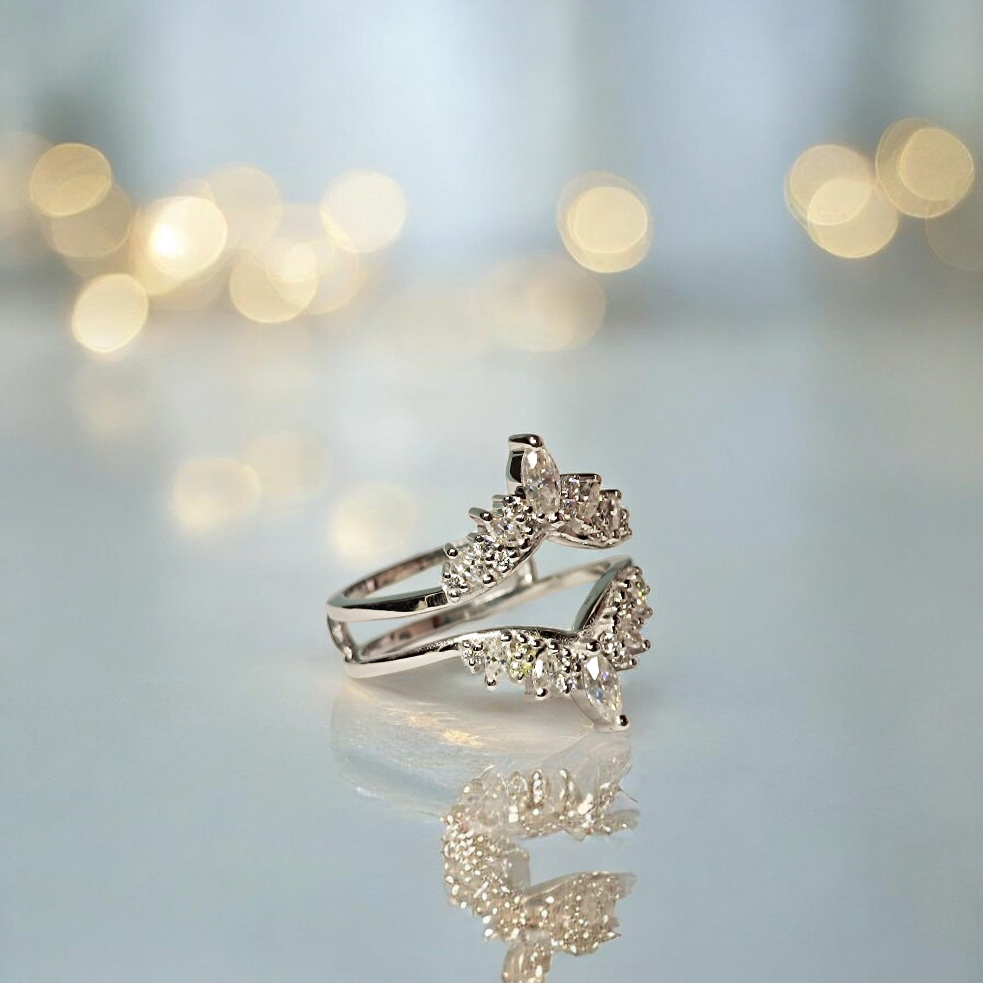 RKC Moissanite Stunning Silver Enhancer Ring Guard per donna Argento 925 Placcato oro bianco 14K Peso 4,50 g Larghezza 5,70 MM