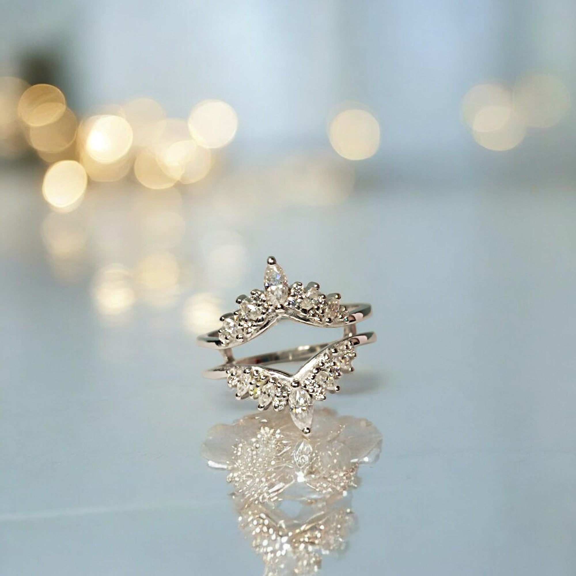 RKC Moissanite Stunning Silver Enhancer Ring Guard per donna Argento 925 Placcato oro bianco 14K Peso 4,50 g Larghezza 5,70 MM