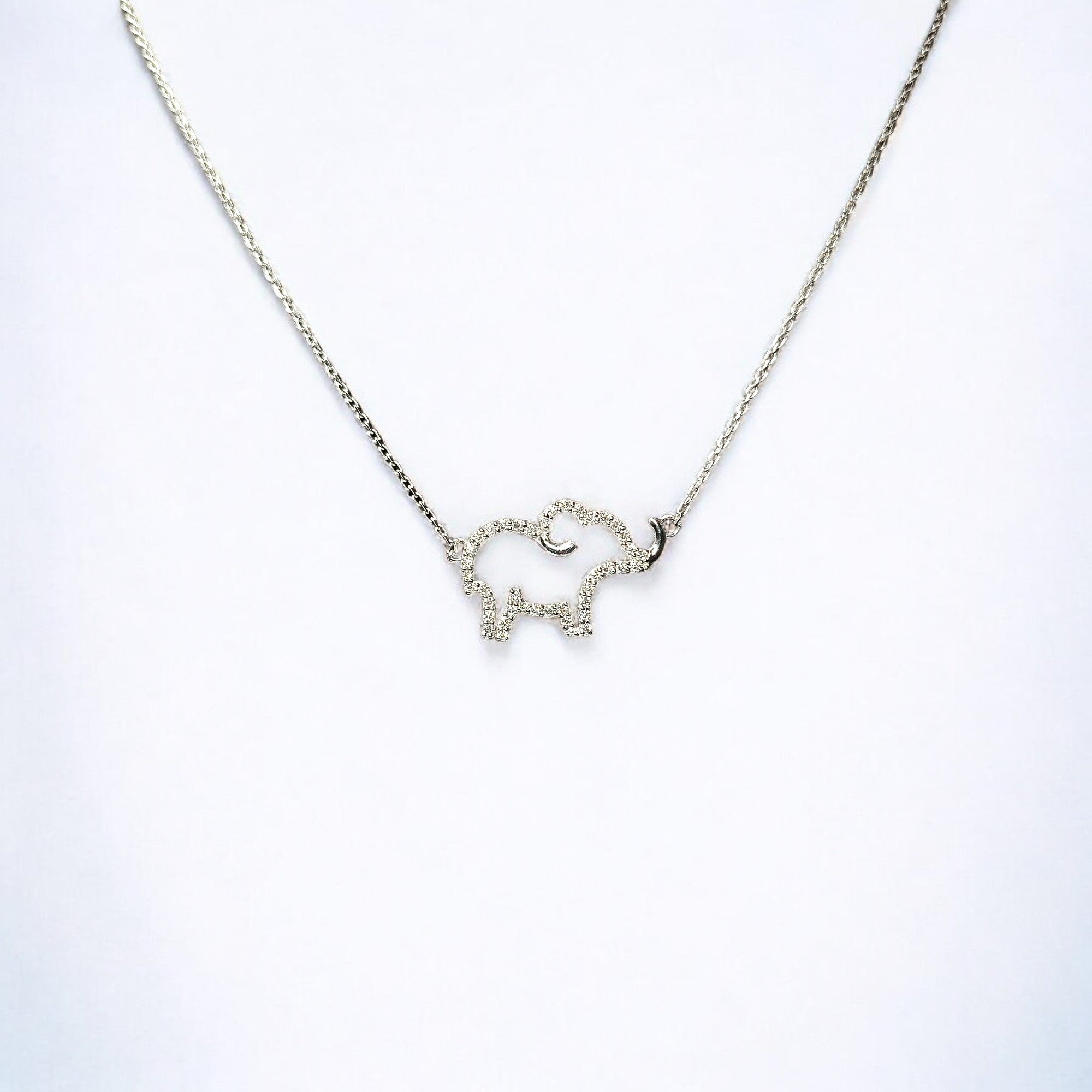 RKC 925 Ciondolo in argento sterling con elefante in moissanite da 0,56 ct, finitura in oro bianco 14 carati, peso 4,20 g, altezza 17,00 mm