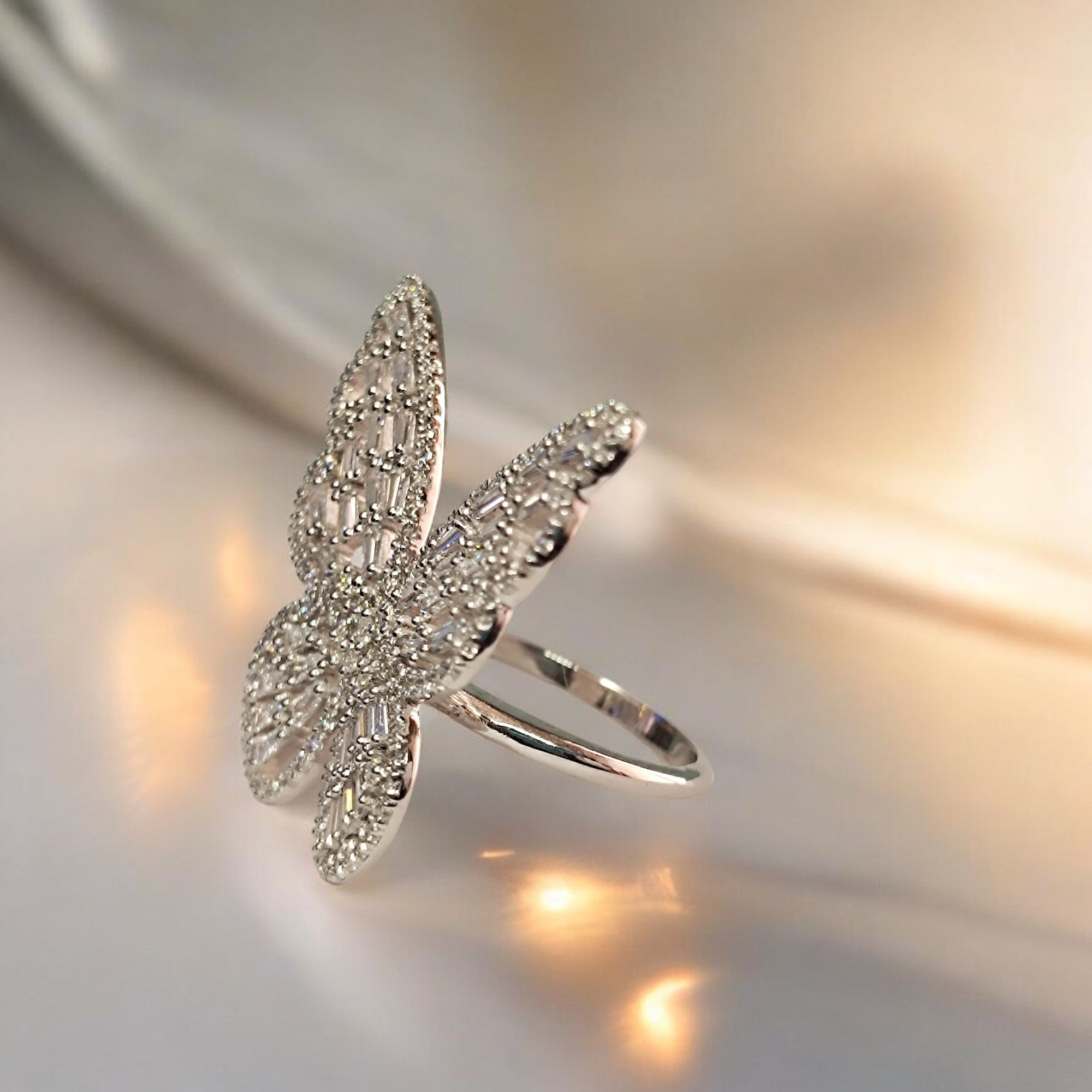 RKC Moissanit-Schmetterlings-Verlobungsring im Baguetteschliff für Damen, 925er Sterlingsilber, 14 Karat Weißgold vergoldet, Gewicht 5 g, Breite 2,5 mm