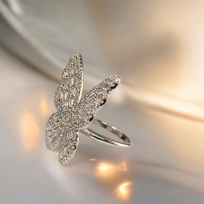RKC Moissanit-Schmetterlings-Verlobungsring im Baguetteschliff für Damen, 925er Sterlingsilber, 14 Karat Weißgold vergoldet, Gewicht 5 g, Breite 2,5 mm