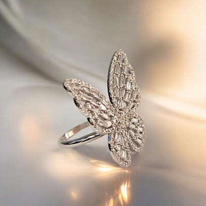 RKC Moissanit-Schmetterlings-Verlobungsring im Baguetteschliff für Damen, 925er Sterlingsilber, 14 Karat Weißgold vergoldet, Gewicht 5 g, Breite 2,5 mm