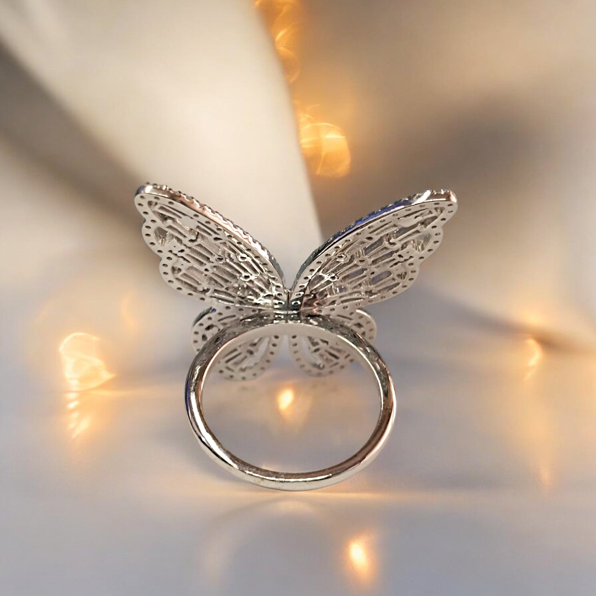 RKC Moissanit-Schmetterlings-Verlobungsring im Baguetteschliff für Damen, 925er Sterlingsilber, 14 Karat Weißgold vergoldet, Gewicht 5 g, Breite 2,5 mm