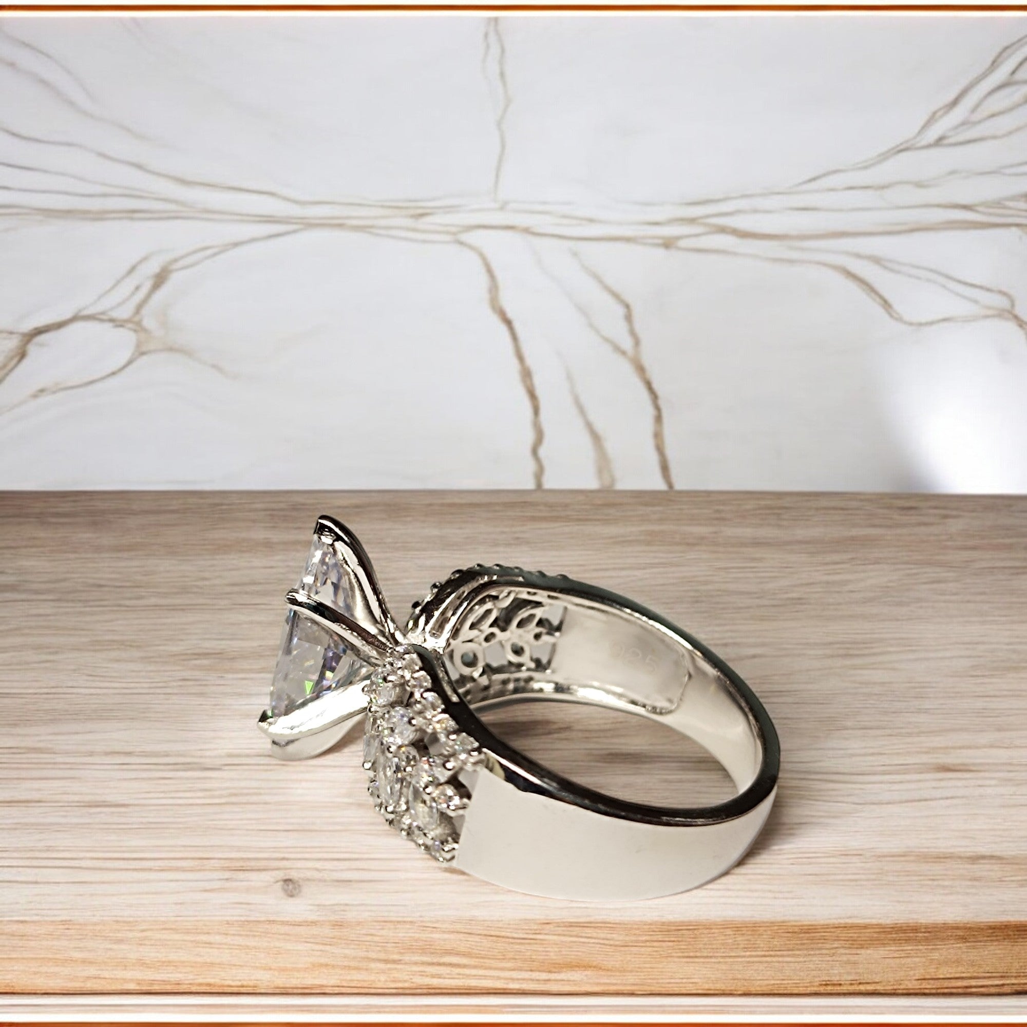 RKC Marquise-Schliff-Moissanit-Verlobungsring, 925er Silber, 14 Karat Weißgold vergoldet, Gewicht 5,50 g, Breite 3,70 mm